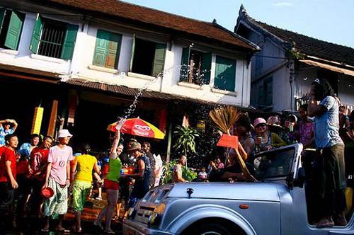 Soi dong voi le hoi te nuoc Thai Lan, Lao, Campuchia